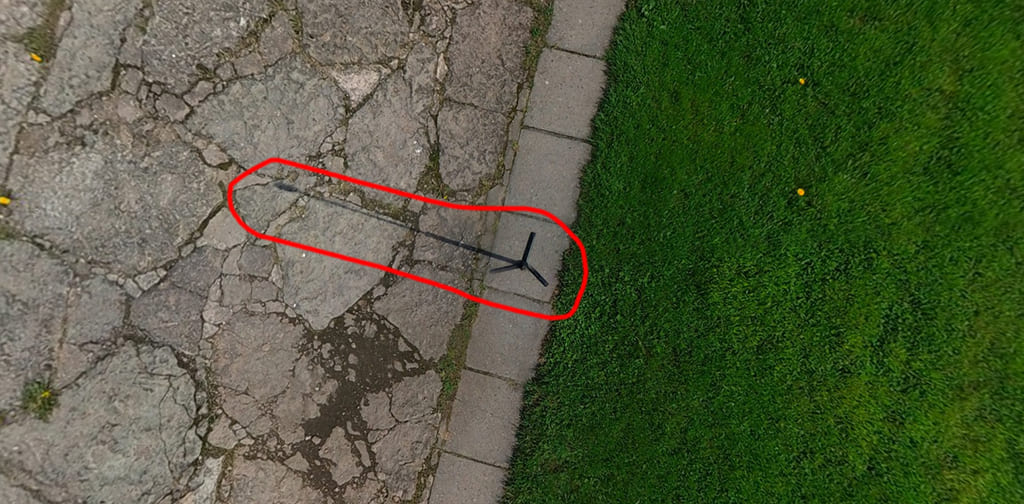 Тень от монопода и ножки трипода на 360 фотографии